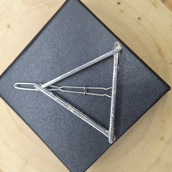 Minimalist Alloy Silver Tone Triangle Hair Clip - Picture 4 of 5